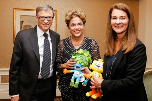 Dilma presenteou o casal com as mascotes dos Jogos Rio 2016. Foto: Roberto Stuckert Filho/PR